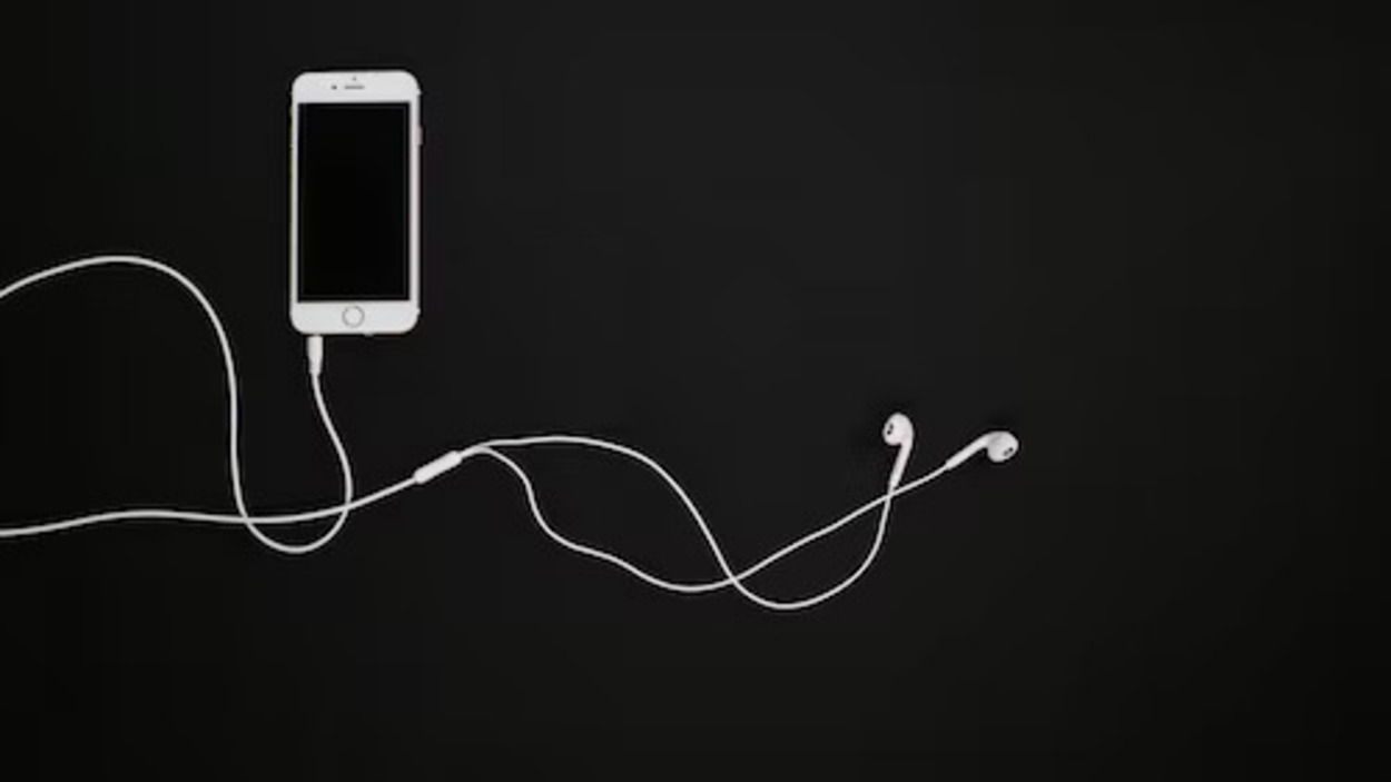 Headphone Audio Messed Up (Causes & Solutions) – audiolgy.com